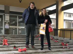 Installazione Scarpe Rosse in Municipio