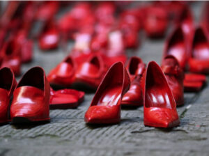 Raccolta scarpe per installazione “Scarpe Rosse”